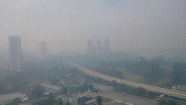 singapore-skyline-haze