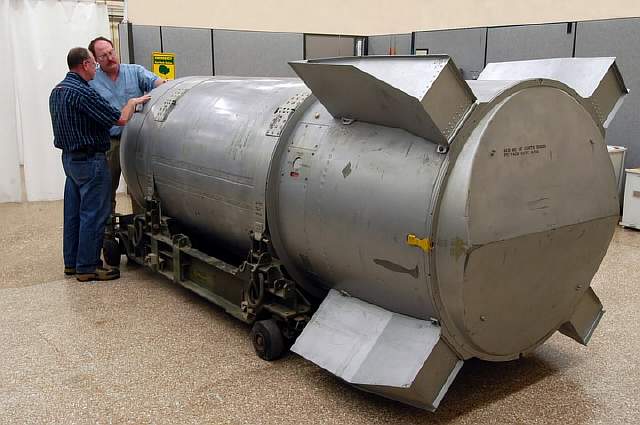 Inspection_of_B53_nuclear_bomb_2006