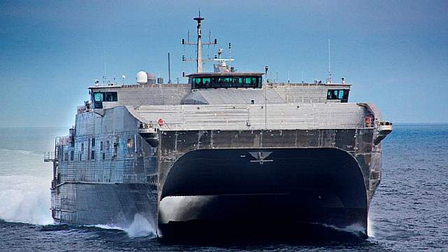 Новейший скоростной грузовой катамаран Флота США был только что спущен .