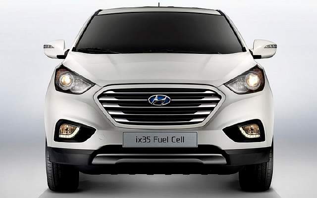 Первый в мире серийный водородный автомобиль Hyundai-Tucson-fuel-cell-crossover-front-view-lights-on