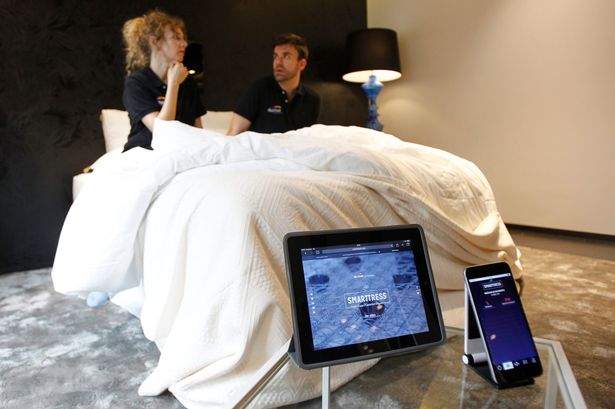 PAY-Two-people-pose-on-the-Smarttress-mattress