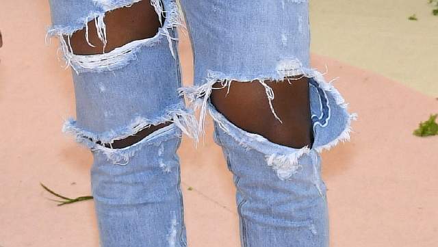 Подпись к изображению: Знаменитый рэпер Канье Уэст пришел на показ мод в Нью-Йоркский «Metropolitan Museum» в разорванных джинсах. Ученые из университета Пенсильвании разработали ткань, способную восстанавливать свою структуру в случае повреждения