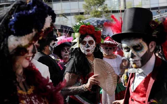 Подпись к изображению: Участники парада «День мёртвых» в Мехико-сити, октябрь 2016 года