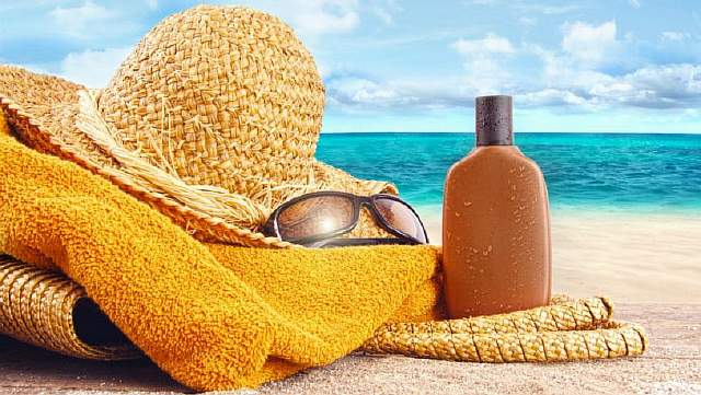 Sunscreen-Apply-1-889x695