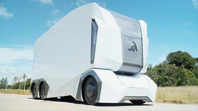 Автономный грузовик компании Einride выглядит как гигантский холодильник на колесах