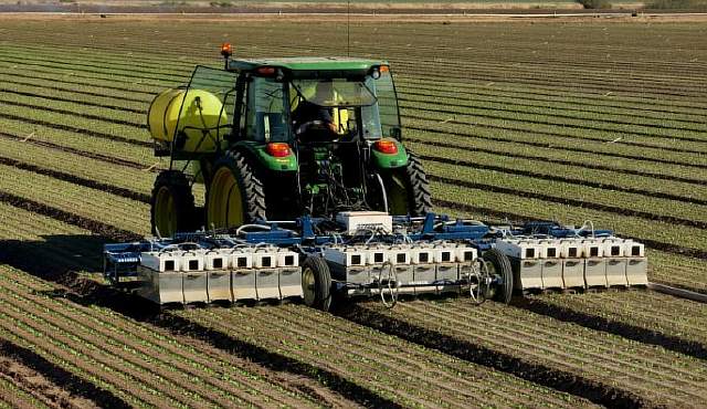 Будущее уже сегодня: Роботы-фермеры делают грязную работу.