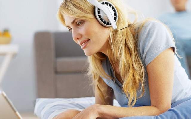 Научное исследование объяснило, почему бывает полезно слушать музыку во время работы