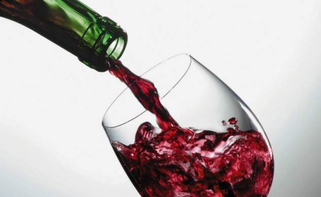 Еженедельная порция красного вина может увеличить шансы женщины на беременность