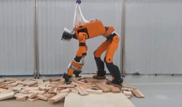 Японский робот-спасатель может подниматься по приставным лестницам