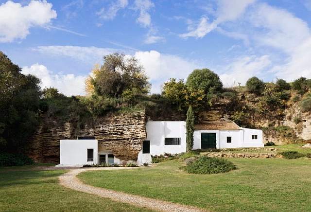 Дом в скале — современный дизайн посреди древних пещер