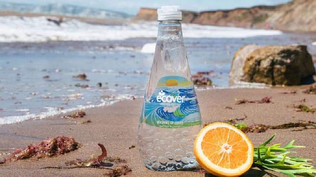 В продажу поступила моющая жидкость в бутылках, сделанных наполовину из собранных в океане отходов пластмассы