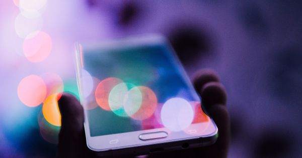 Разработан новый способ заряжать смартфоны - энергией рассеянного света