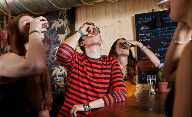 Предупреждение родителям: предложение алкоголя подросткам в семье в дальнейшем приводит к пьянству