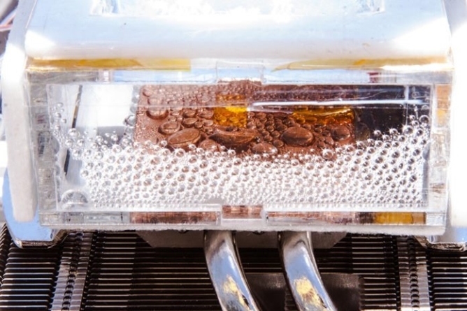 Исследователи разработали устройство, которое производит воду из сухого воздуха пустыни