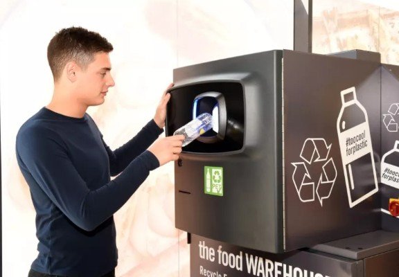 В мире получают распространение утилизационные торговые автоматы, выдающие деньги за сданные в переработку пластиковые бутылки