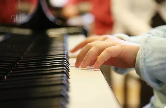 Игра на фортепиано улучшает языковые навыки