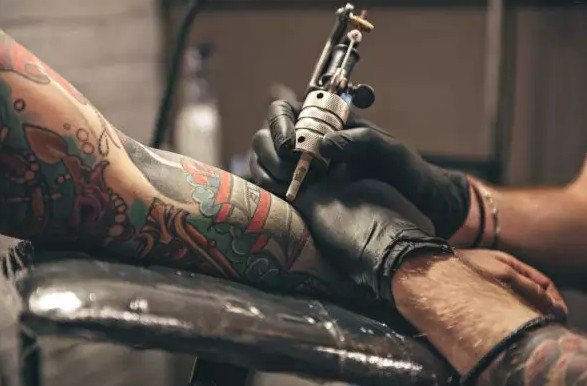 Некоторые чернила для татуировки могут запретить в связи с наличием в них канцерогенов
