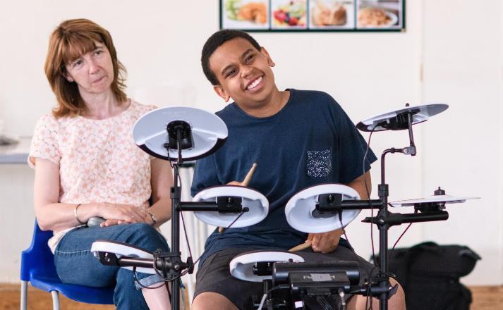 Ученые обнаружили, что игра на барабане помогает детям, у которых диагностирован аутизм
