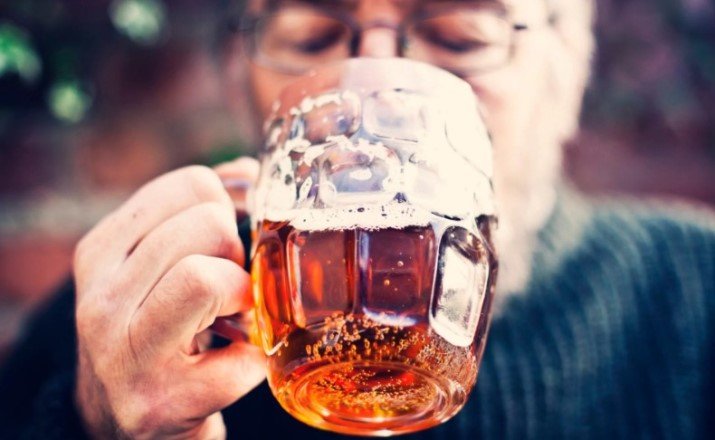Осознание людьми риска потерять уважение окружающих - лучшее средство борьбы с пьянством среди людей среднего возраста