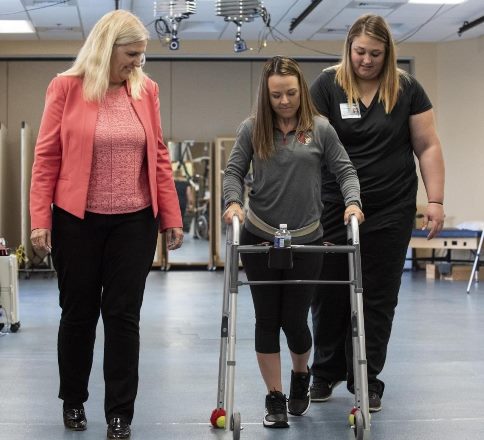 Парализованные пациенты получают возможность ходить с помощью имплантата, который позволяет сигналам нервов обойти травмированный участок