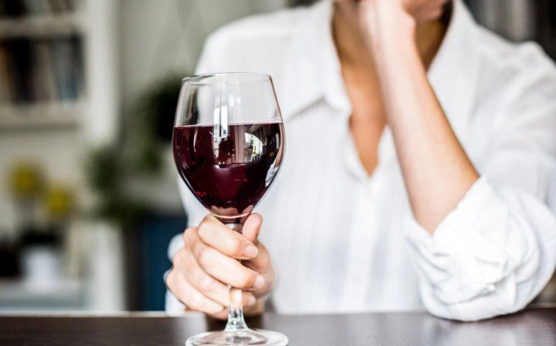 Алкоголь может быть в определенных дозах полезен, но не для всех