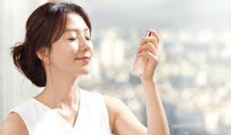Распыление на лицо мелкодисперсных водяных частиц значительно улучшает влажность и эластичность кожи у взрослых женщин