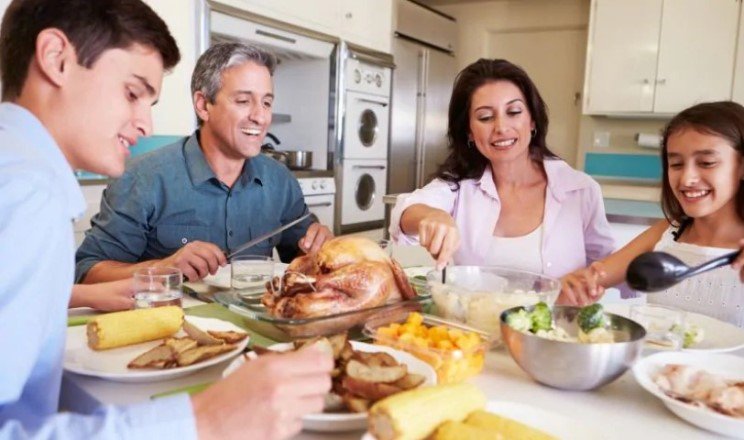 Семейные обеды способствуют улучшению пищевых предпочтений у подростков - независимо от доходов и семейных отношений
