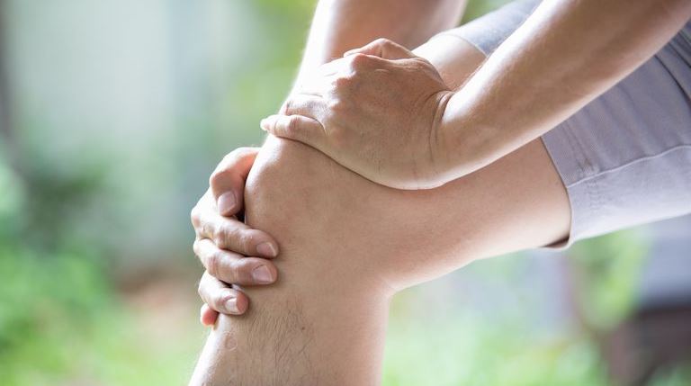 Массаж помогает облегчить боль при артрите и улучшает подвижность суставов