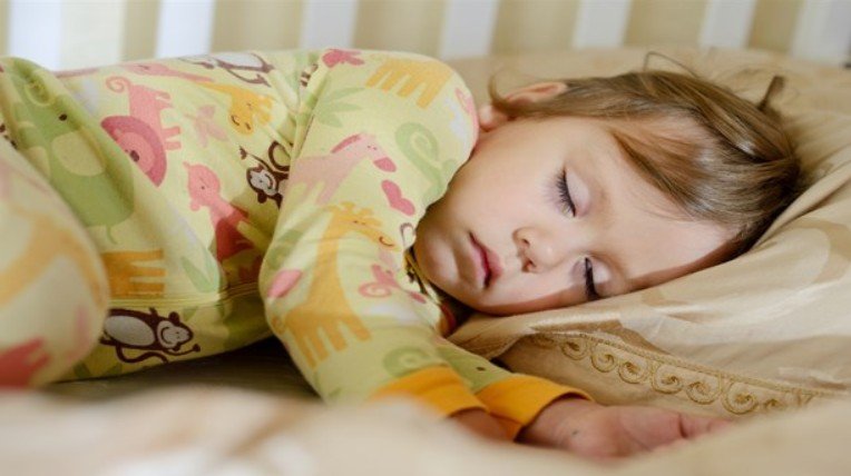 Ученые обращают внимание на важность соблюдения родителям гигиены сна для детей и подростков