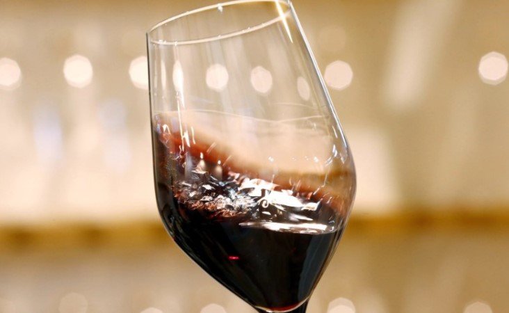 Пьющие по бокалу вина в день реже, чем трезвенники, попадают в больницу