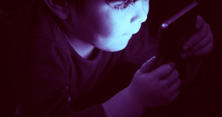 Длительное сидение ребенка перед экраном электронного устройства буквально меняет его мозг