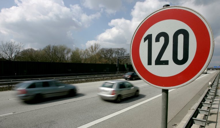 В Германии могут положить конец движению по скоростным автобанам без ограничения скорости