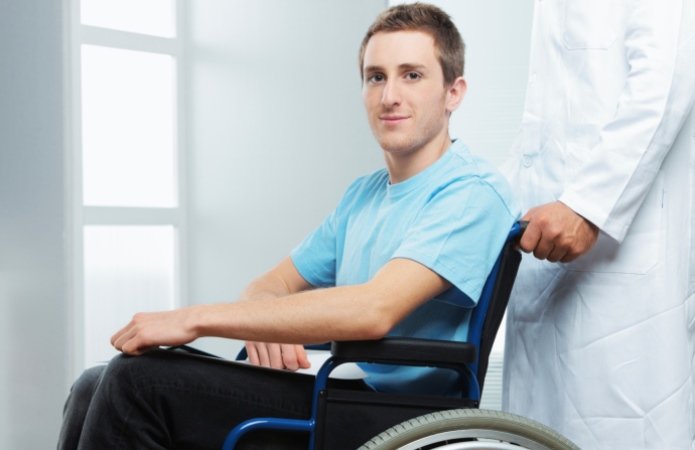 Врачи научились восстанавливать подвижность у полностью парализованных пациентов