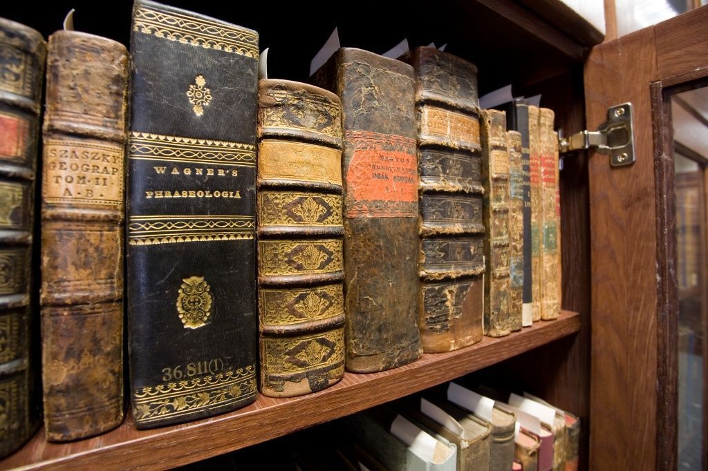 Загляните в прошлое: где найти и как сохранить антикварные книги